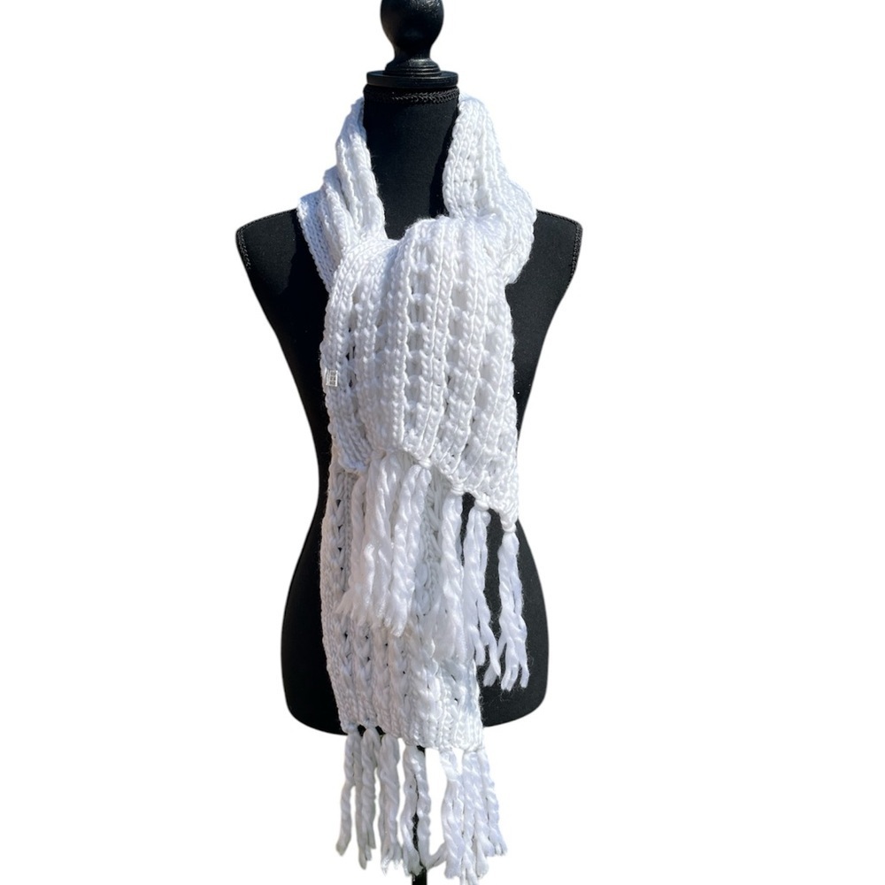 Women’s knitted around the neck, white scarf. Comfy and cozy OS. - Picture 3 of 5